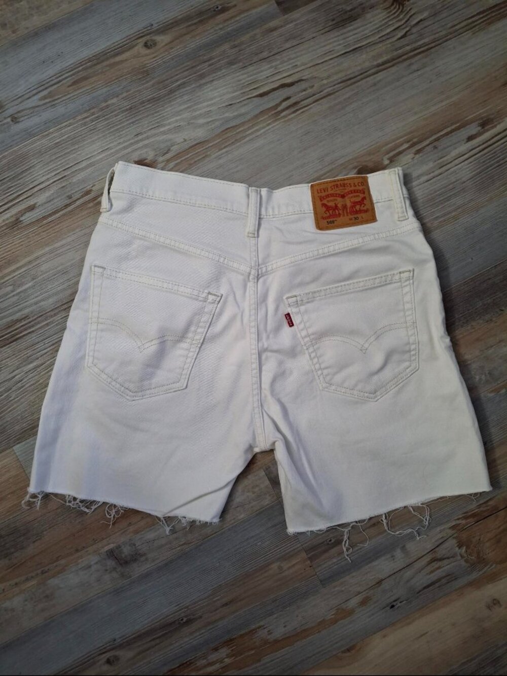 Levi’s 569 Men’s Loose Jean Shorts White Denim Cut Offs Size 30